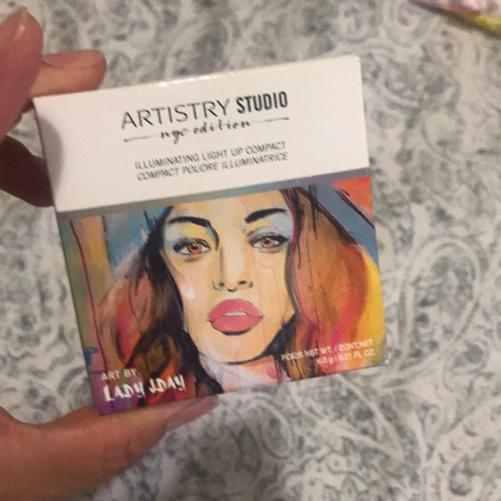 Artistry studio illuminating light up compact